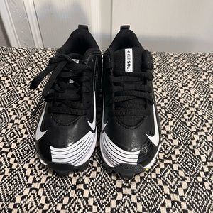 Unisex Size 2 Nike
Cleats
